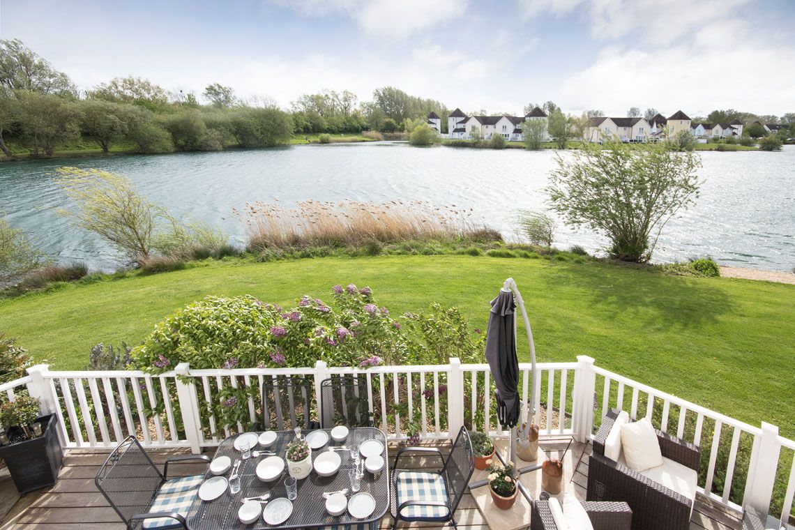 Cotswolds Lakeside Holiday Homes on Isis & Windrush Lakes