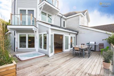 The landings 19 deck with sunken hot tub