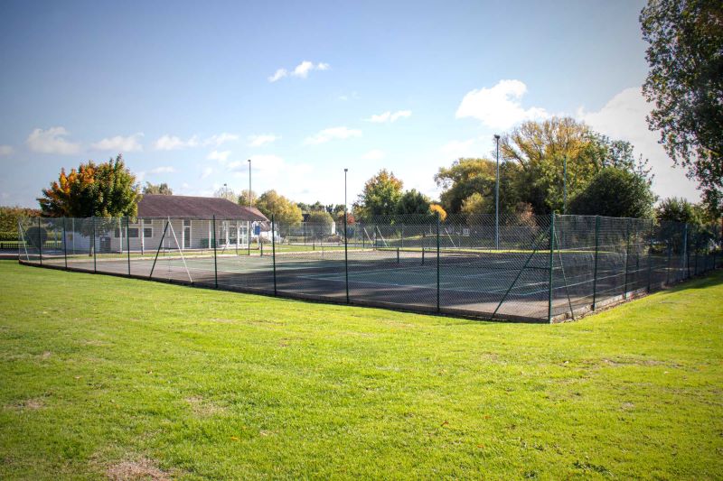 Outdoor tennis courts at Isis and Windrush Lakes