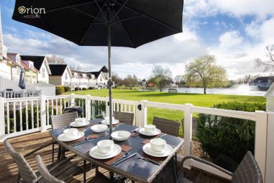 Outdoor dinning on the terrace at Isis Lake 50